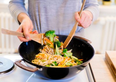 Martat keittiössä syntyy wok-herkkuja videokuvauksissa